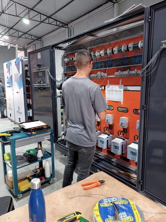 Técnico da FrigoTherm trabalhando em painel de automação industrial