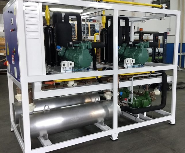 Chiller industrial FrigoTherm com compressores em estrutura branca