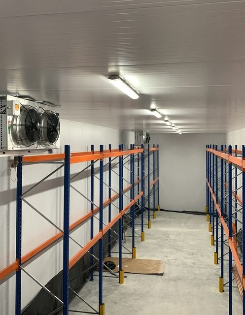 Montagem de câmara com porta-paletes em centro de distribuição