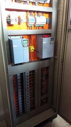Interior de painel elétrico de automação